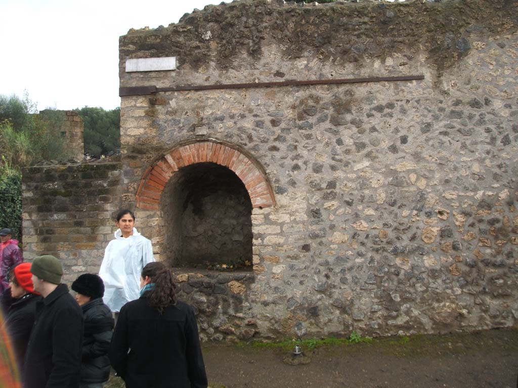 II 4 7a Pompeii December 2004 Street Shrine At East End Of II 4 On